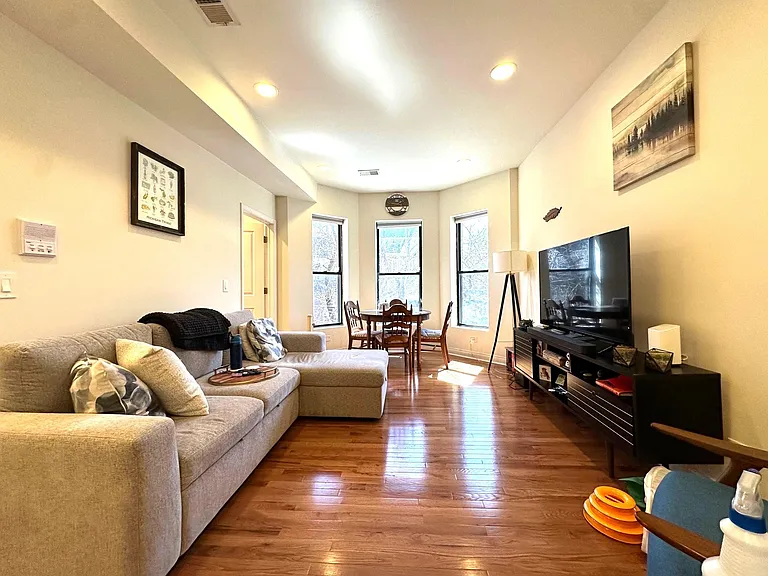 1044 W School St #2F — Photo 7