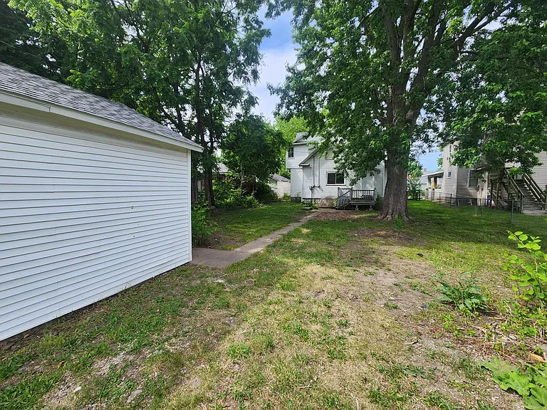 621 W 15th St — Photo 28