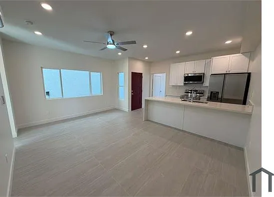 2 bed, 672 sqft, $2,350 — Photo 2