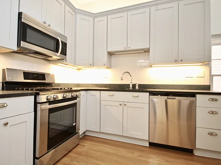732 Yarmouth St #A — Photo 7