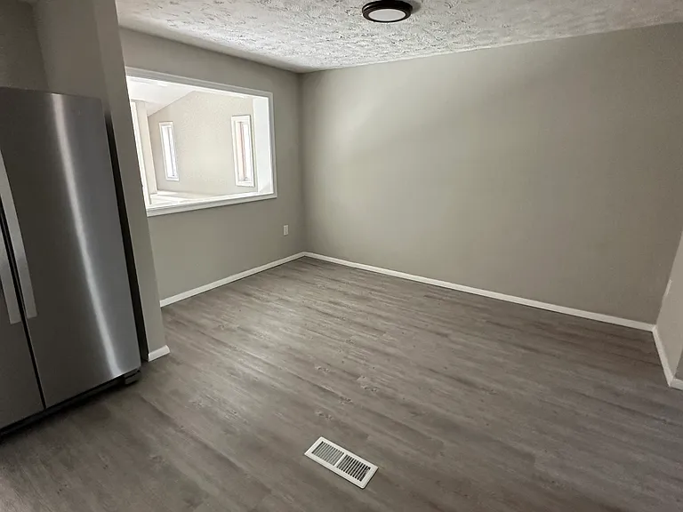 626 W Kingsway Rd — Photo 7