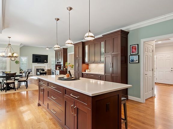 5th image of 48 Robinson Dr