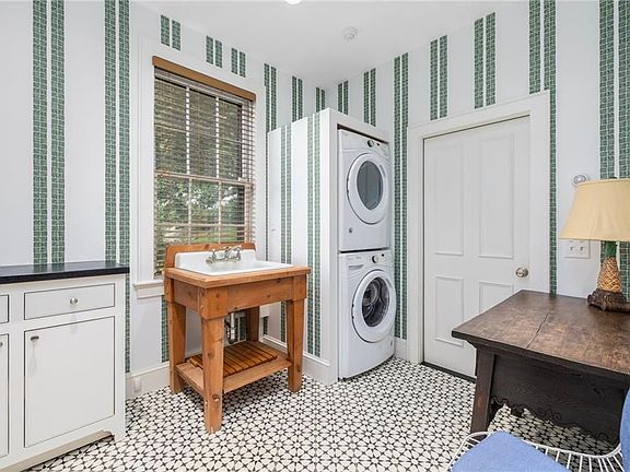 5th image of 33 Beacon Hill Rd