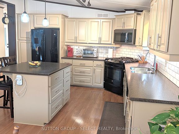 5th image of 22790 Amiens Rd #131