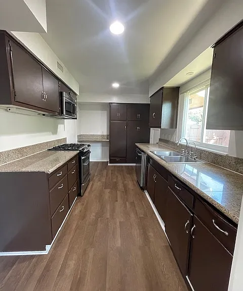 92 Glover Ct — Photo 2
