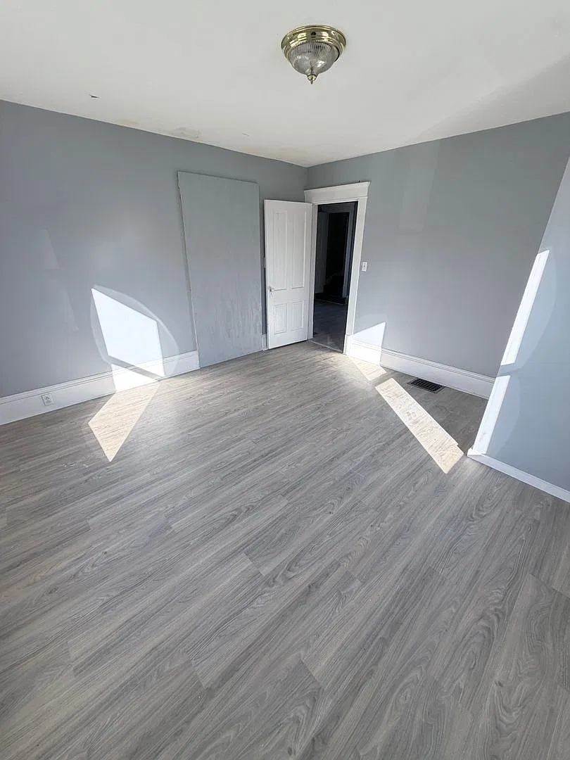 3 Bed / 1 Bath Spacious Layout with Walk-In Closet & First-Floor Laundry! — Photo 4