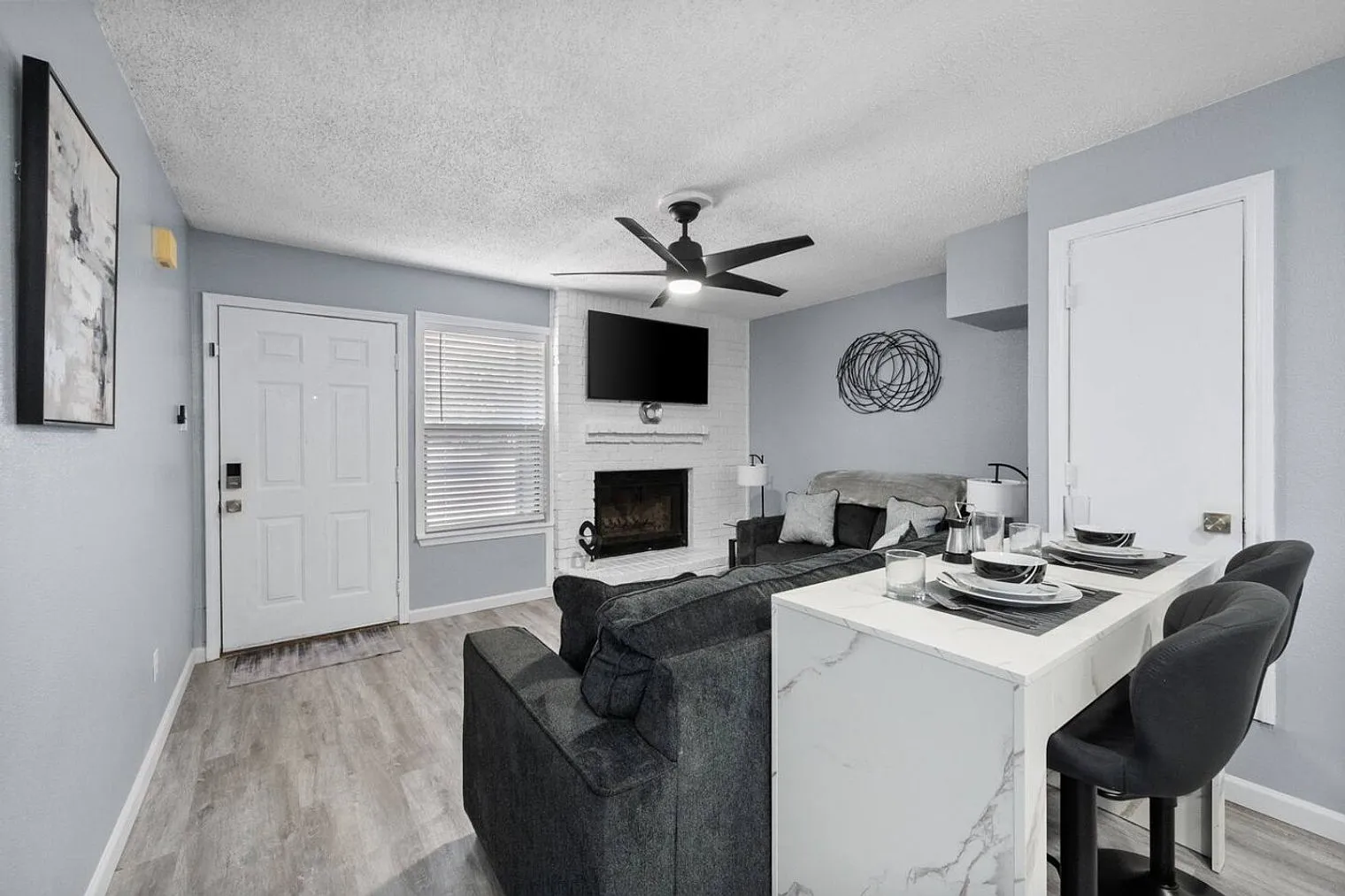 2 bed, 1.0 bath, 979 sqft, $5,792 — Photo 2