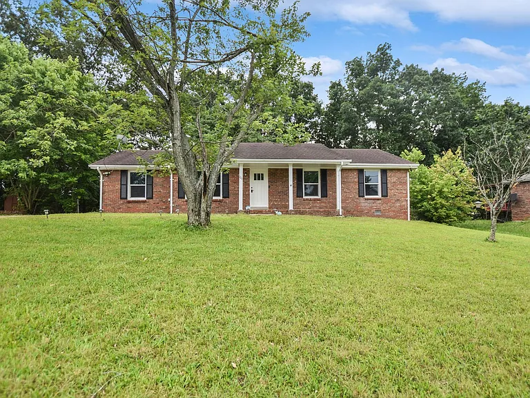 220 Marshall Dr — Photo 1