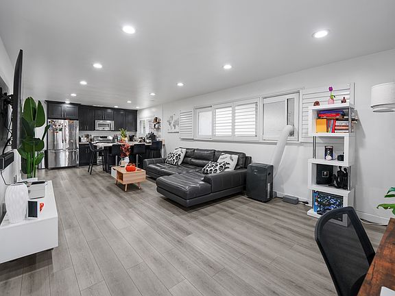 5th image of 1174 E Ocean Blvd #1