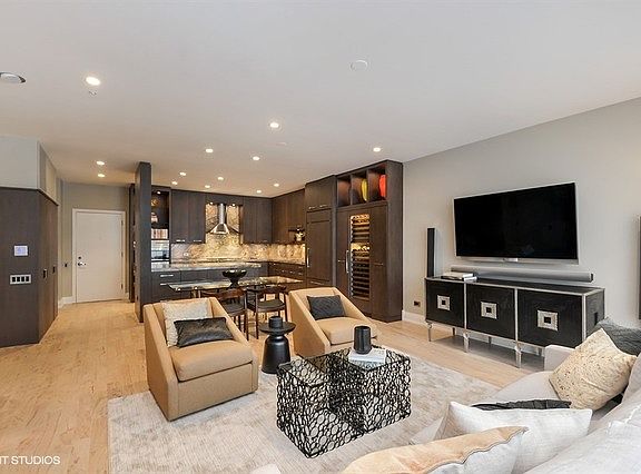 3rd image of 950 W Huron St Unit 606