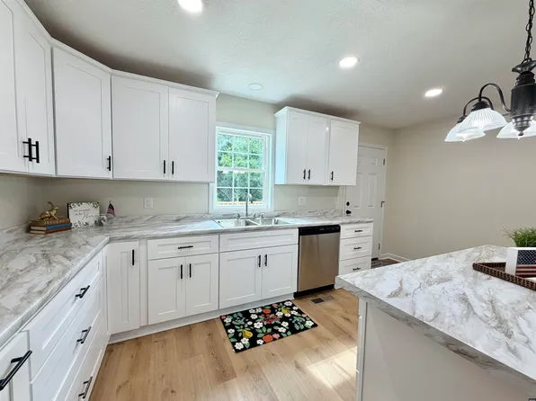 412 Greenlawn St, Greenfield, TN 38230