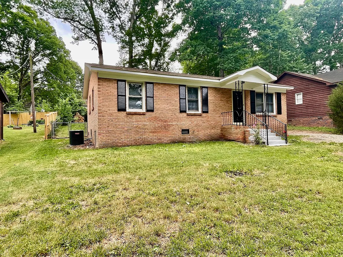 Building Photo - 212 E Poplar St