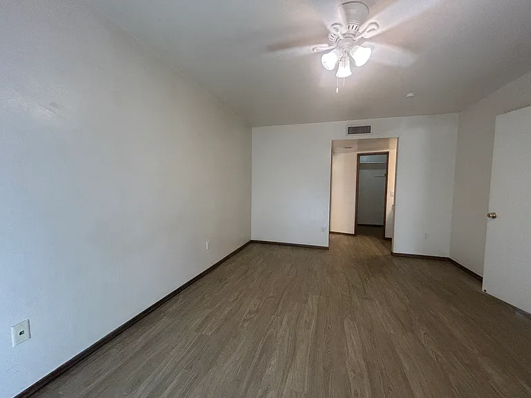 2141 E Manhatton Dr — Photo 23