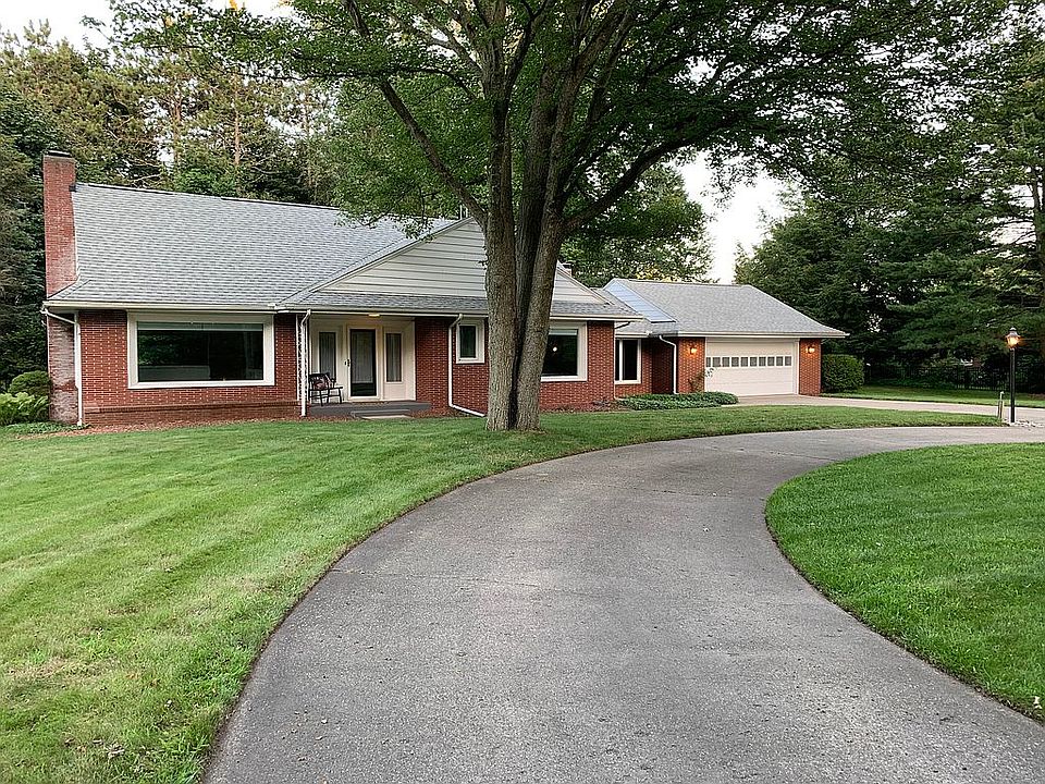 1st image of 704 N Lakeshore Dr