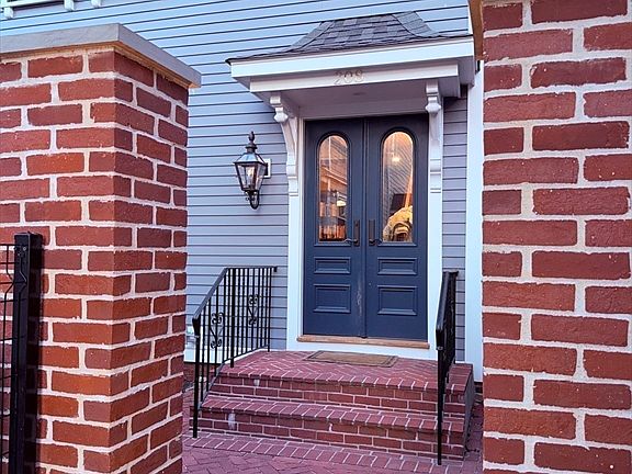 3rd image of 208 Windsor St #0