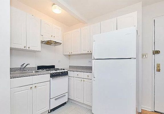 4th image of 535 Ocean Pkwy APT 3