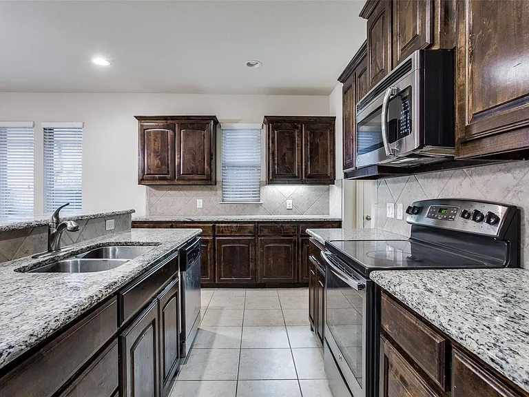1809 Evergreen Ct — Photo 3