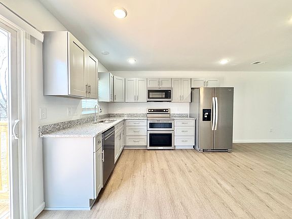 4th image of 905 Dillard St