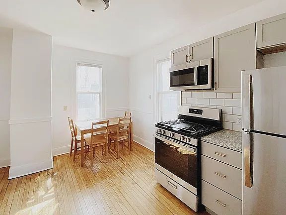 4th image of 1006 Lowry Ave NE APT 2