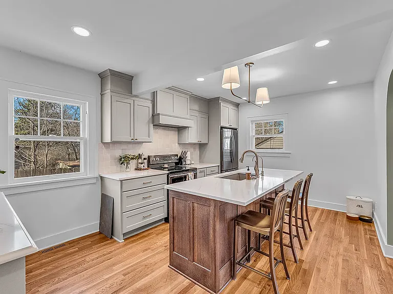 2716 SW 13th St — Photo 11