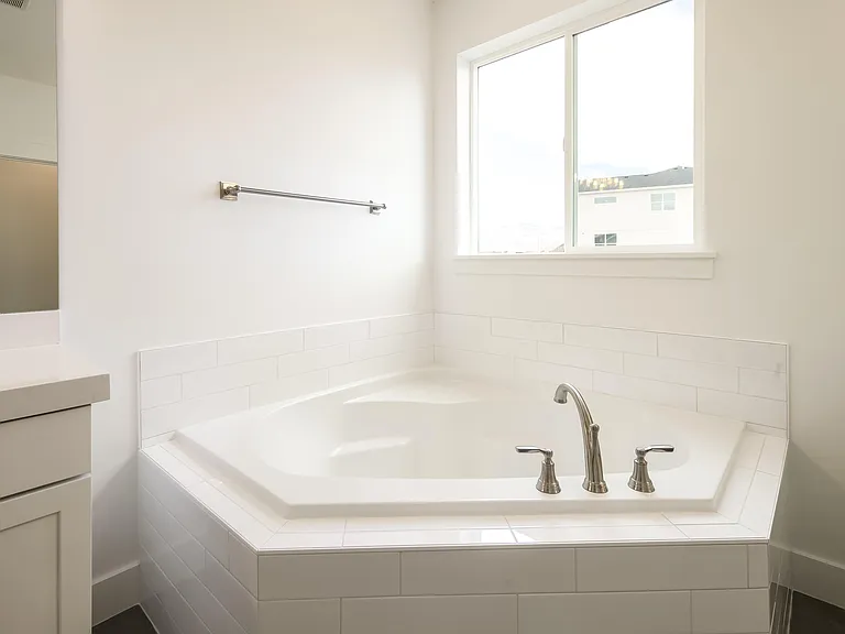 1017 E Tucker Ln — Photo 21
