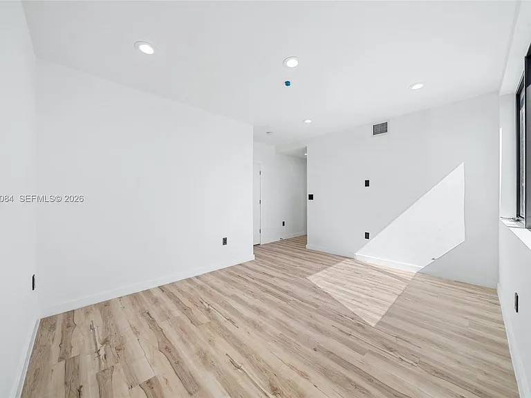 11 NE 51st St #B — Photo 11