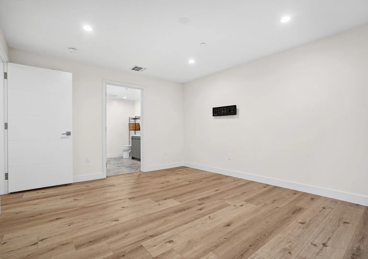 848 S Mariposa Ave — Photo 4
