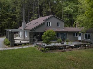 1070 Marsh Family Rd, Hartford, VT 05047