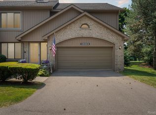 29603 Sierra Pointe Cir, Farmington, MI 48331