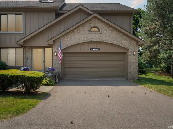 29603 Sierra Pointe Cir, Farmington, MI 48331