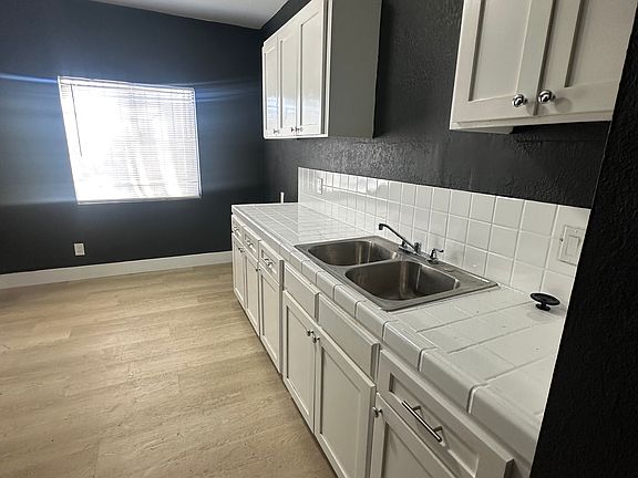 4th image of 242 E 54th St #248
