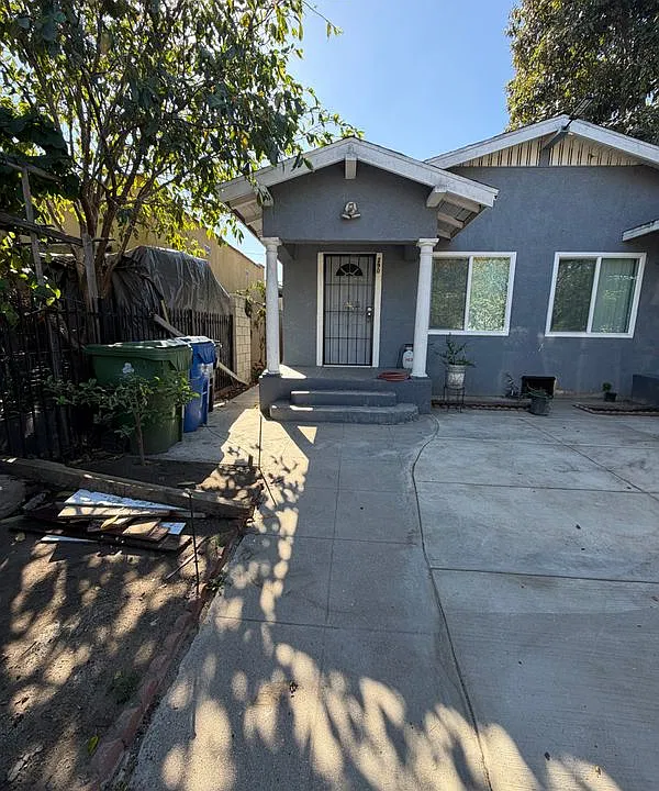 290 E 43rd Pl