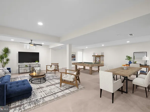 43 Holly Springs Dr, Charles Town, WV 25414