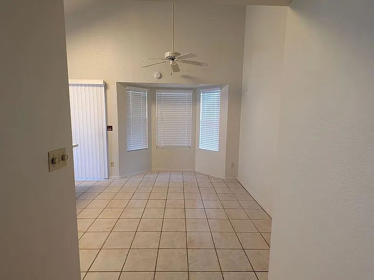 2325 E Lakecrest Dr — Photo 5