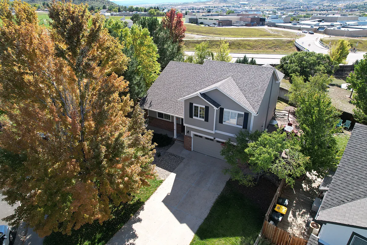 Building Photo - 820 Whispering Oak Dr
