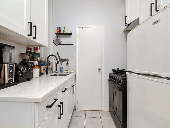 4th image of 242 Mulberry St #34