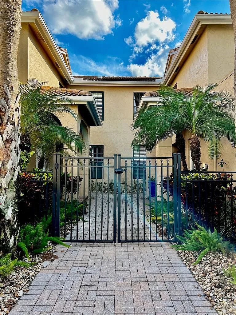 3 bed, 2.0 bath, 1841 sqft, $3,600 — Photo 2