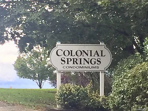 8 Colonial Rd Photo 1
