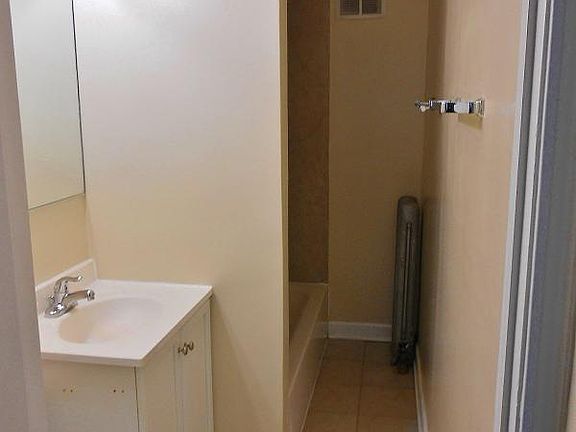 5th image of 3922 N Pine Grove Ave #3W
