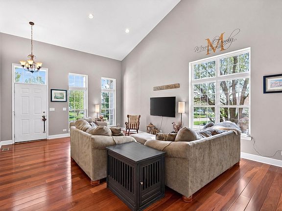 5th image of 2107 Fairview Ln