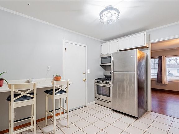 3rd image of 1108 Hovey Ave