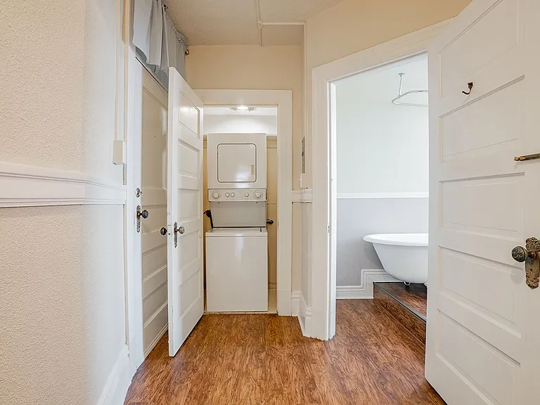 Alexander Apartments — Photo 36