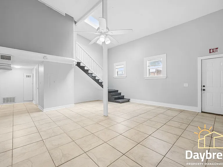 112 E Anderson St — Photo 4