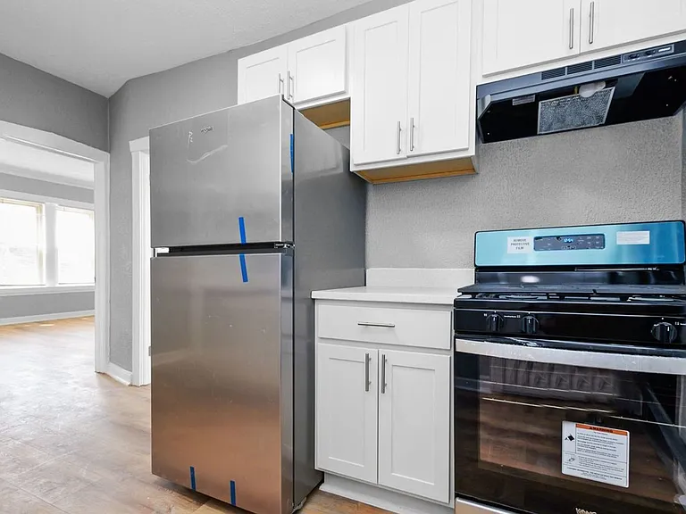 7556-58 S. Calumet Ave. / 320-28 E 76th St. — Photo 17