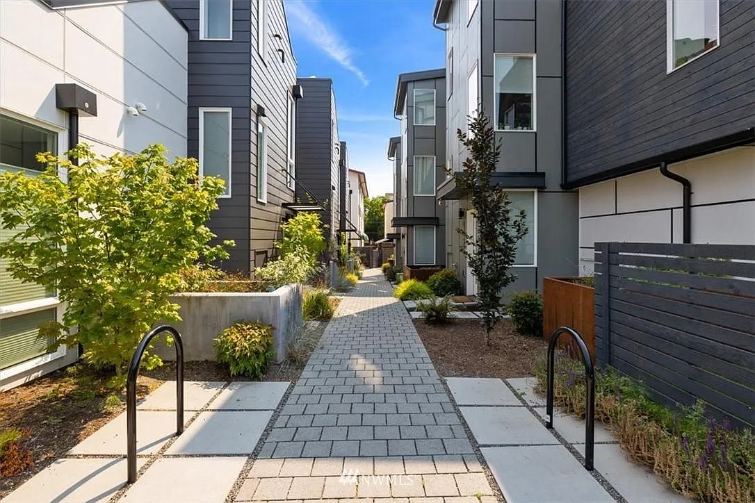 2 bed, 940 sqft, $3,300 — Photo 4