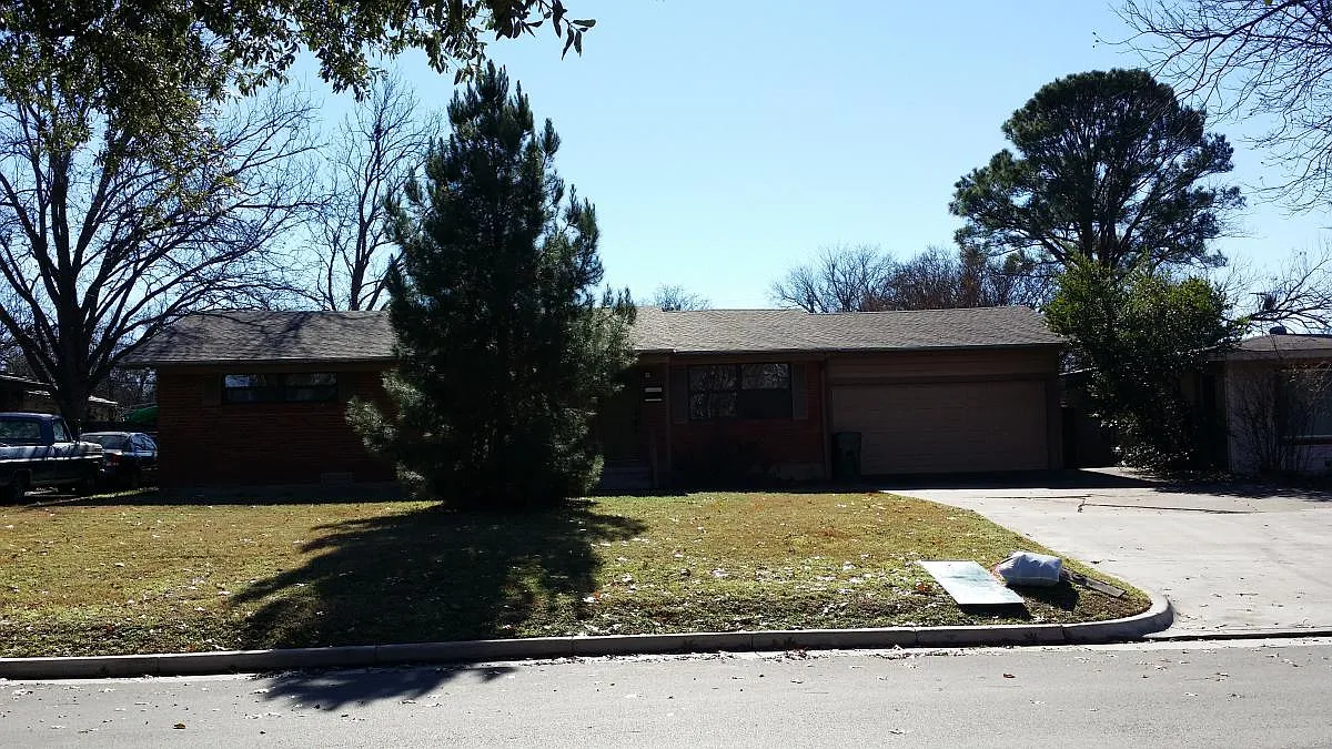 3 bed, 1.5 bath, 1300 sqft, $1,995 — Photo 1