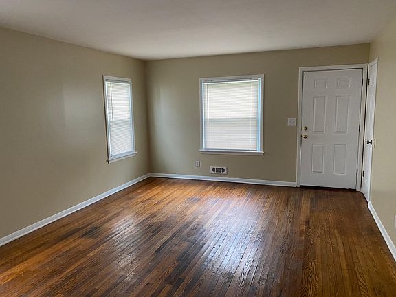 3rd image of 240 Roosevelt Ave