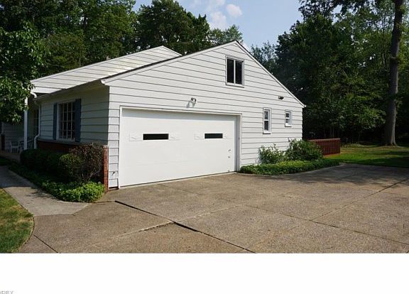 3rd image of 24325 Hilliard Blvd