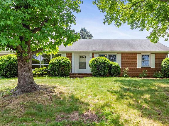 4th image of 740 Mountain View Dr