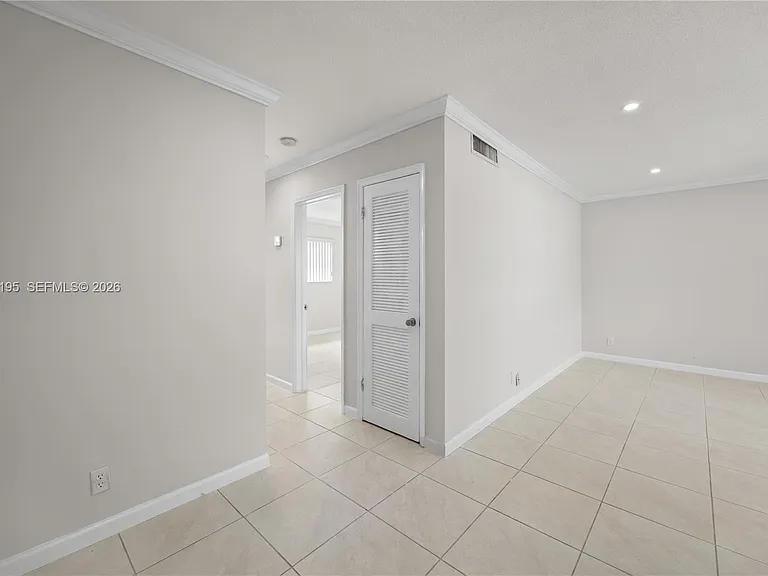 5450 Hollywood Blvd #202 — Photo 5